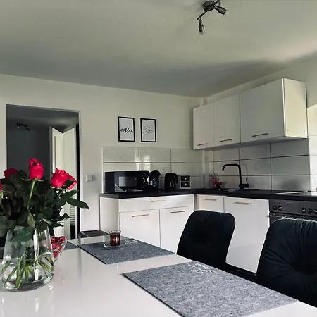 Schoene Mit Balkon דירה