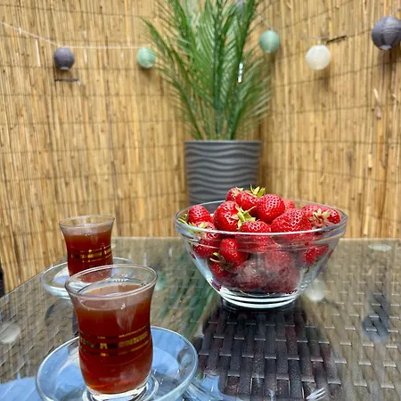 Schoene Mit Balkon דירה